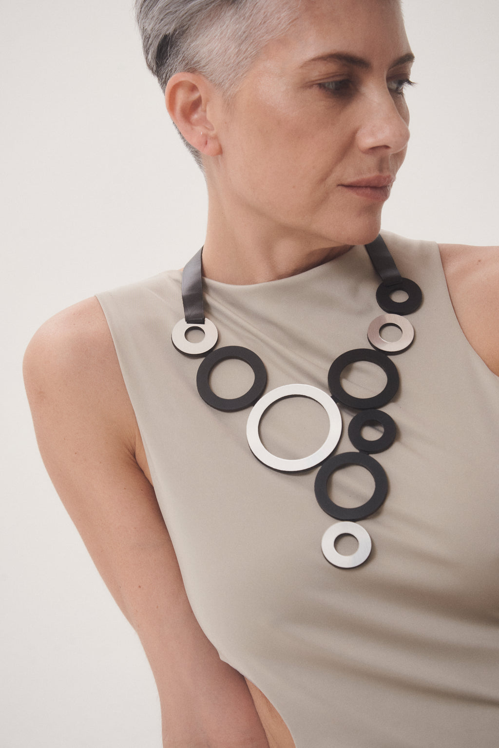 Collar Frame V Círculo - Plata/Negro