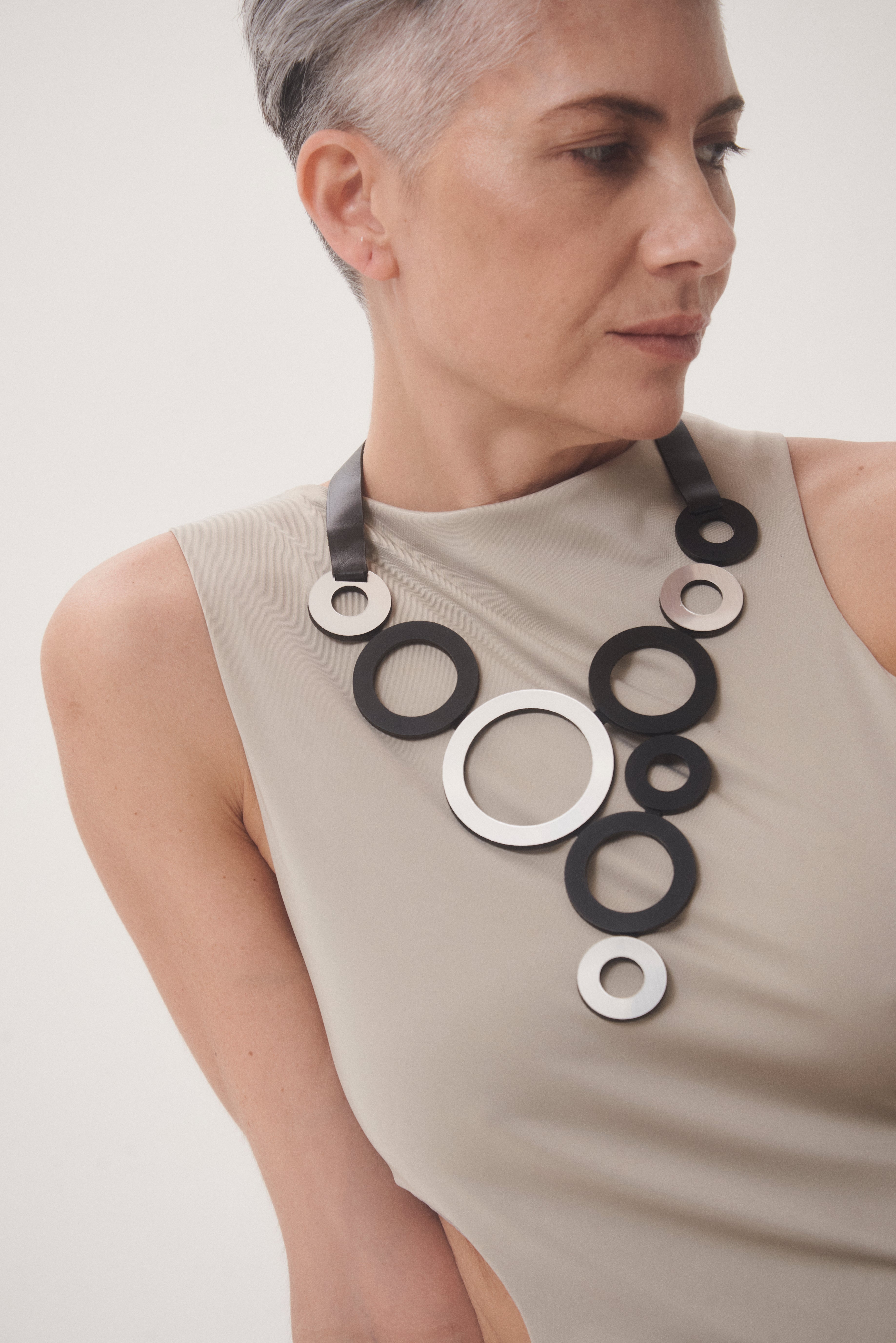 Collar Frame V Círculo - Plata/Negro