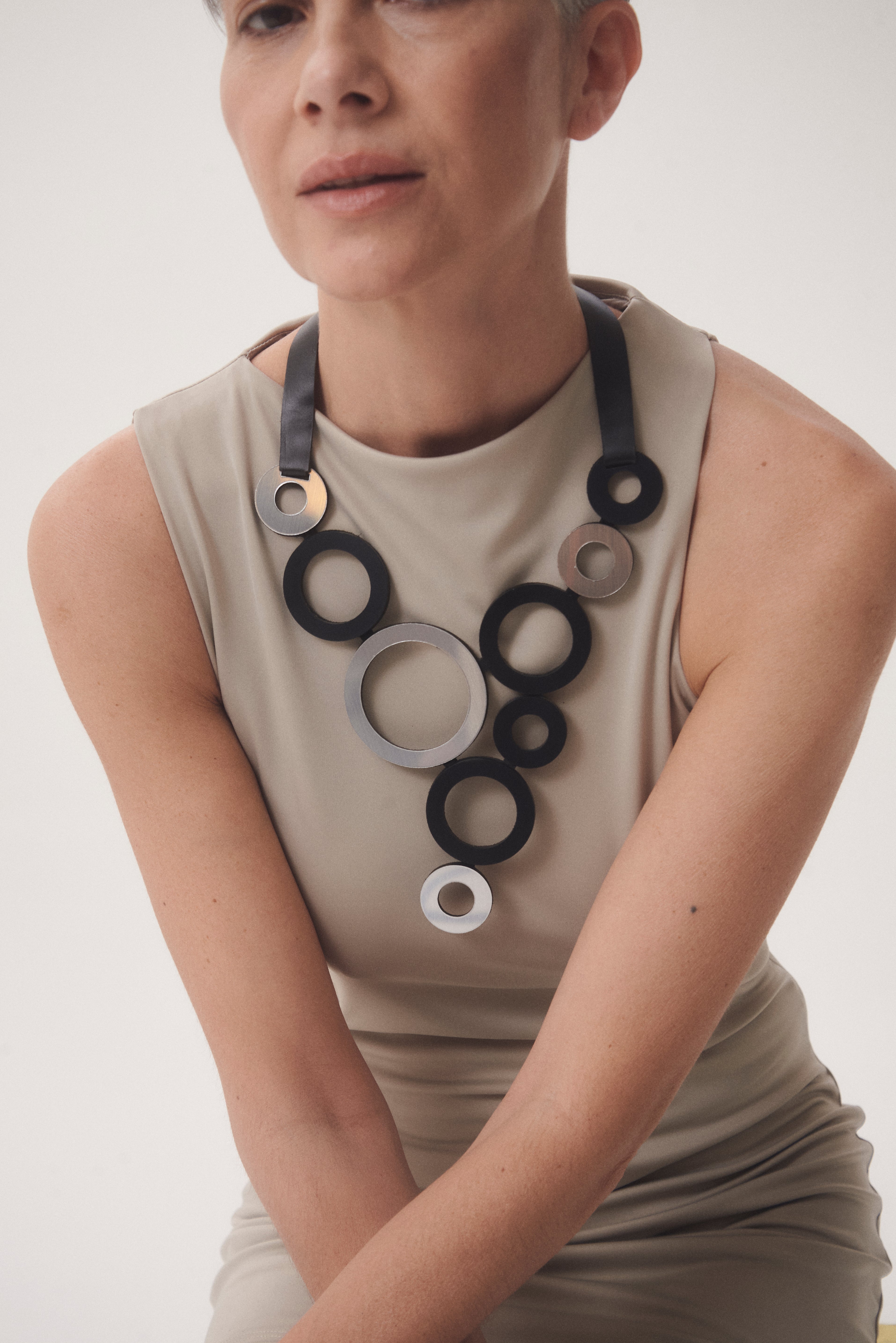 Collar Frame V Círculo - Plata/Negro