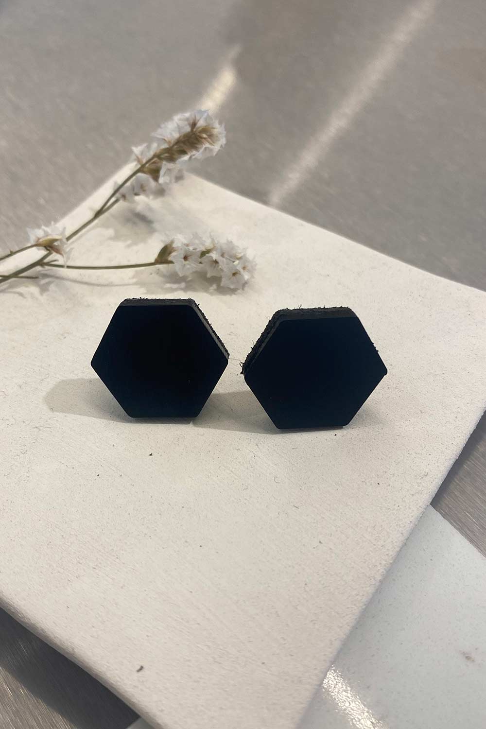 Greta Hexagon-Ohrringe Klein – Schwarz