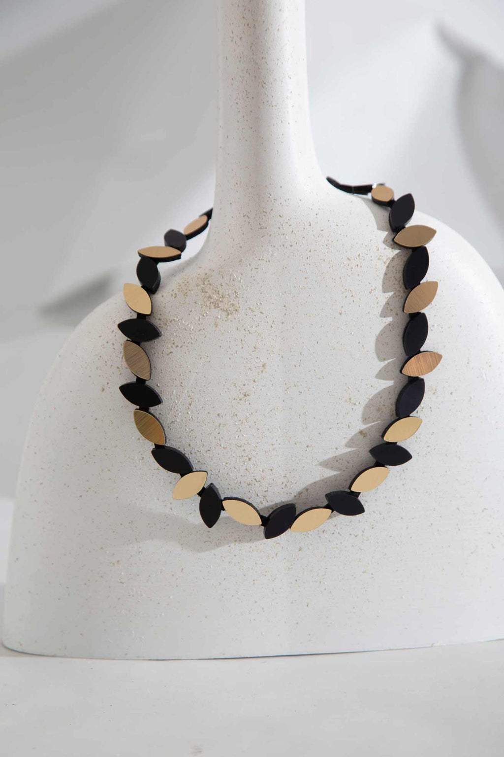 Collar Kate Leaves Redondo - Negro/Oro