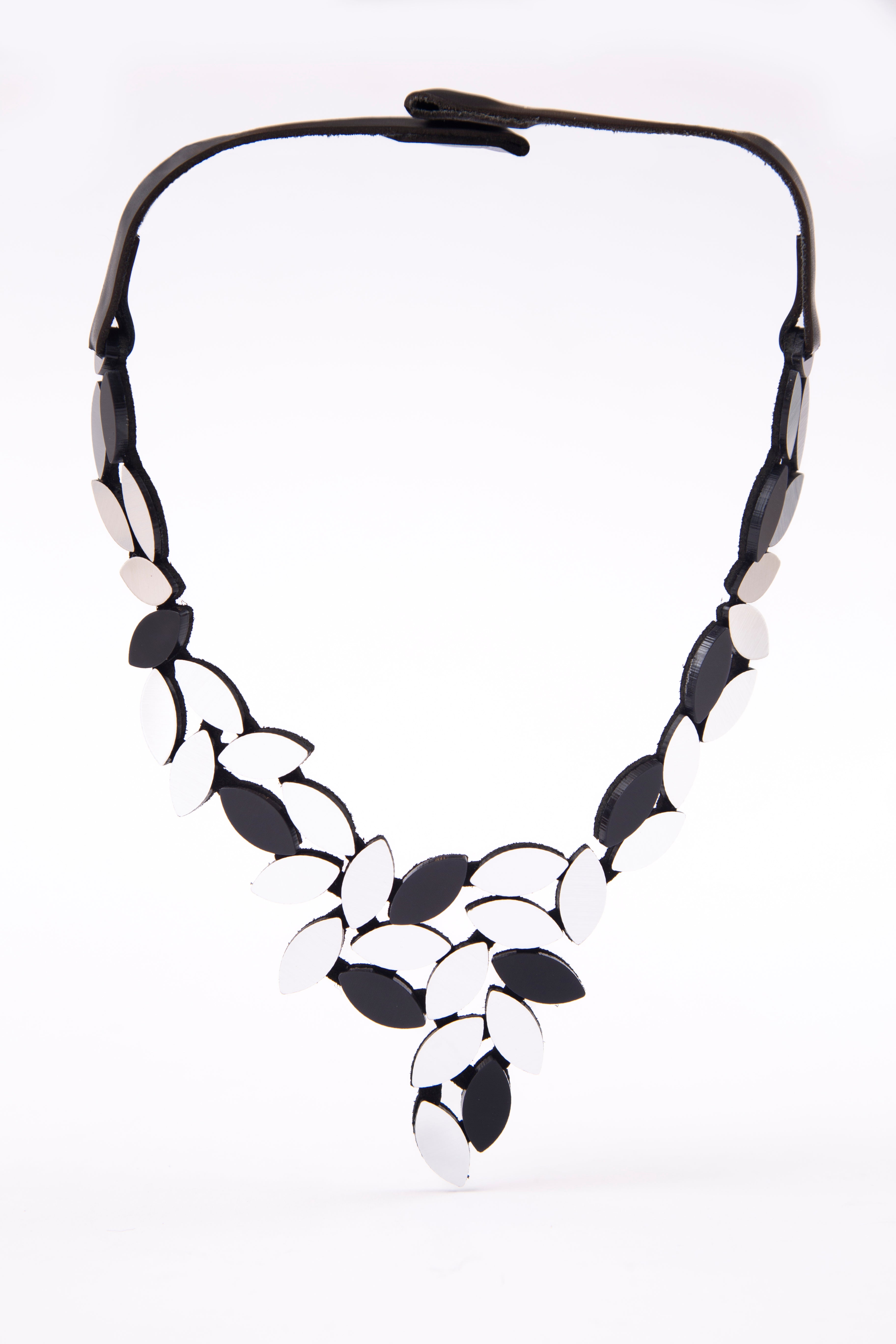 Collar Kate Leaves V - Plata/Negro