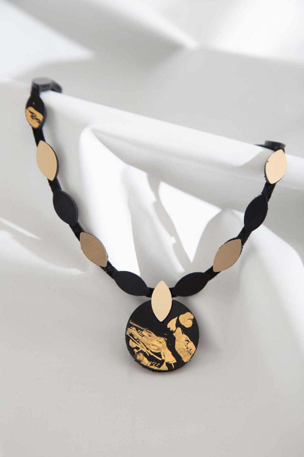 Collar Kate Leaves Medallón - Negro/Oro