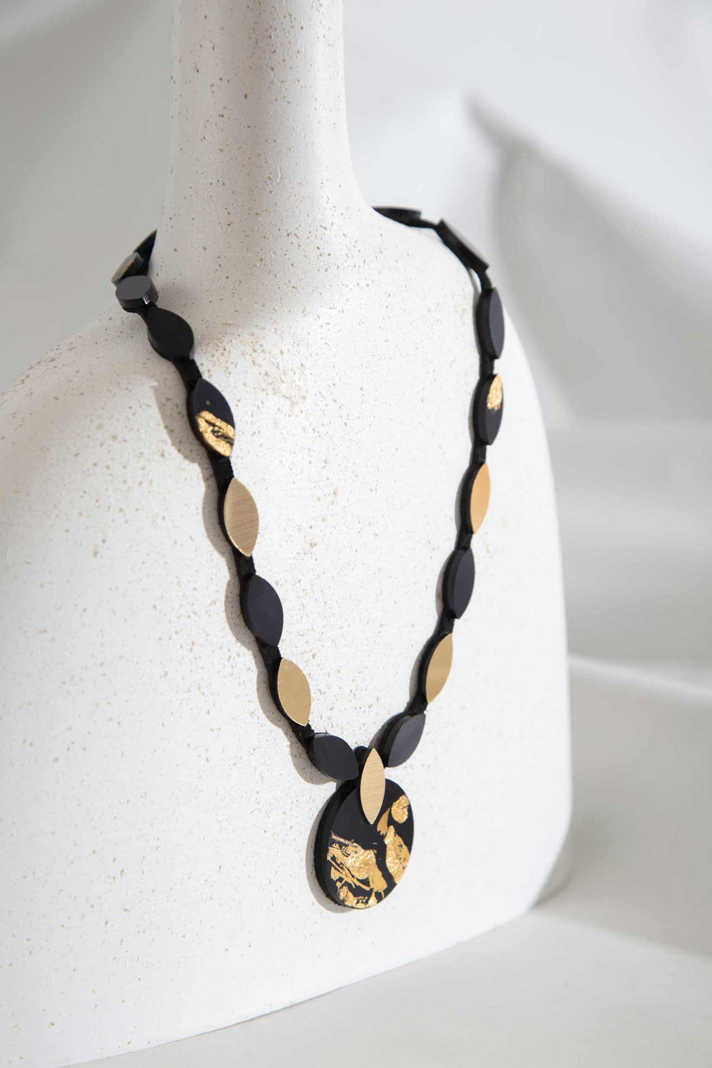 Collar Kate Leaves Medallón - Negro/Oro