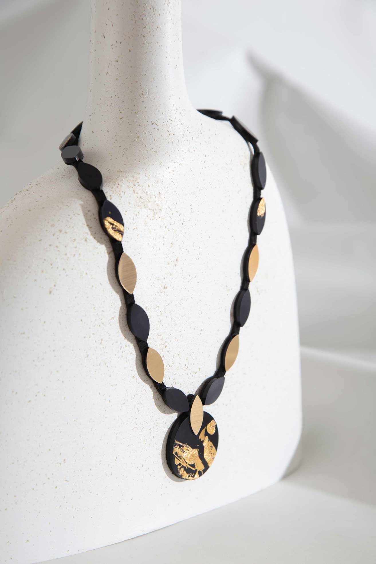 Collar Kate Leaves Medallón - Negro/Oro