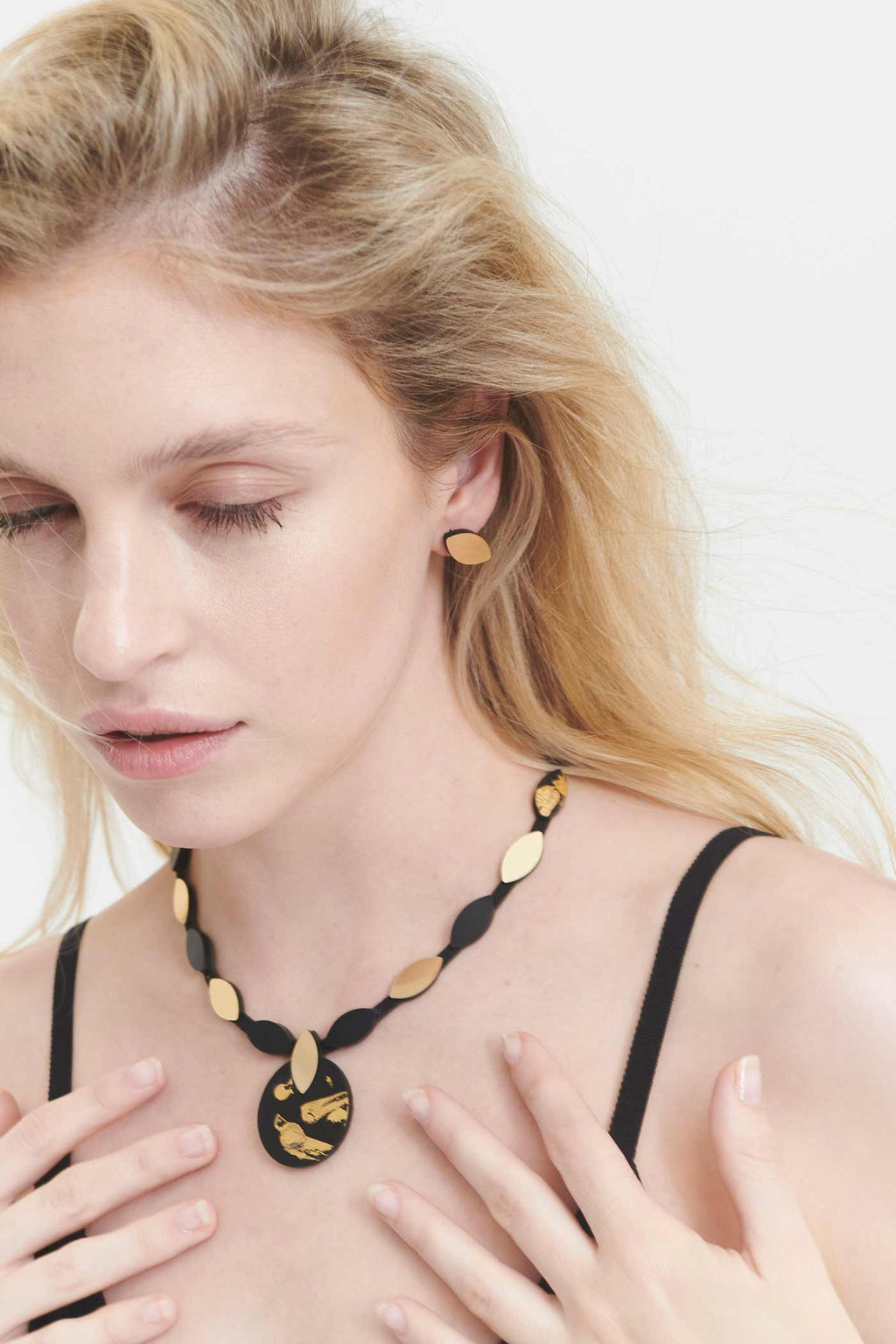 Collar Kate Leaves Medallón - Negro/Oro