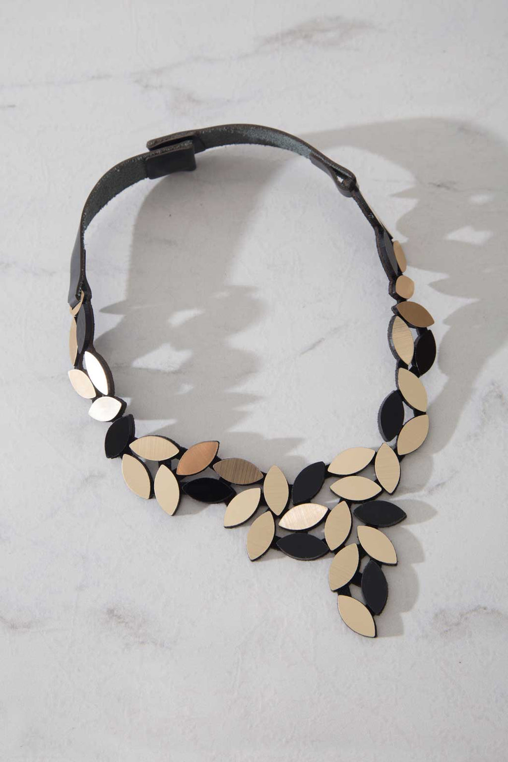 Collar Kate Leaves V - Negro/Oro