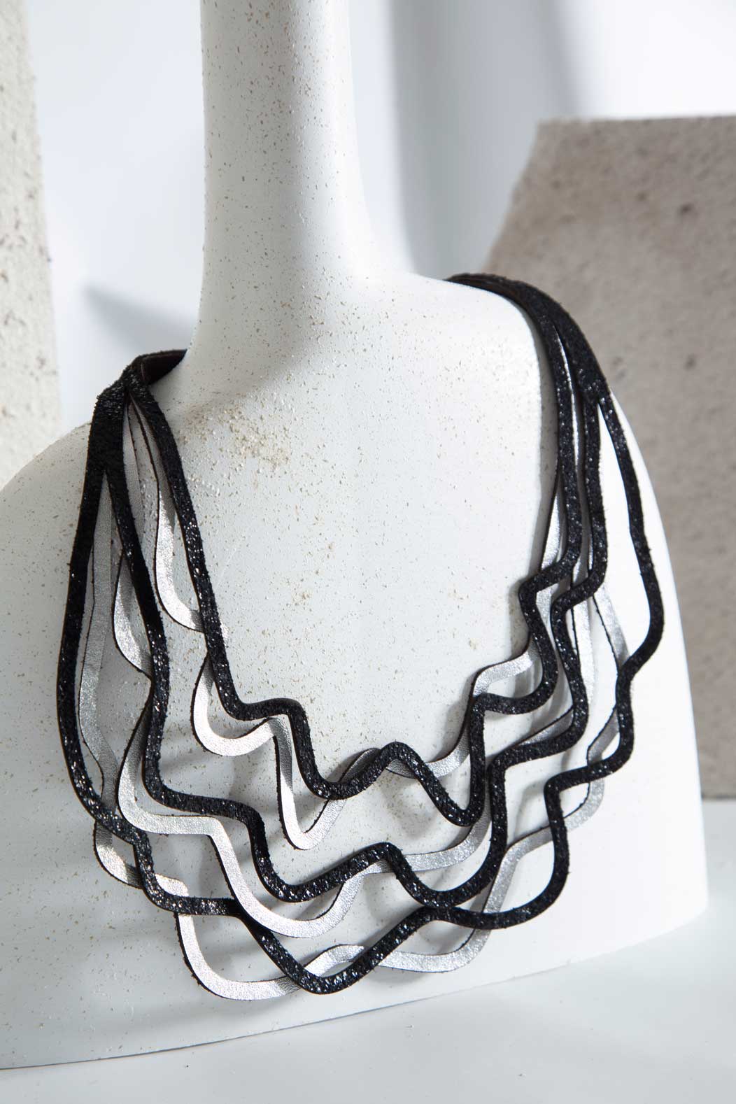 Collar Curves Duo - Plata/Negro
