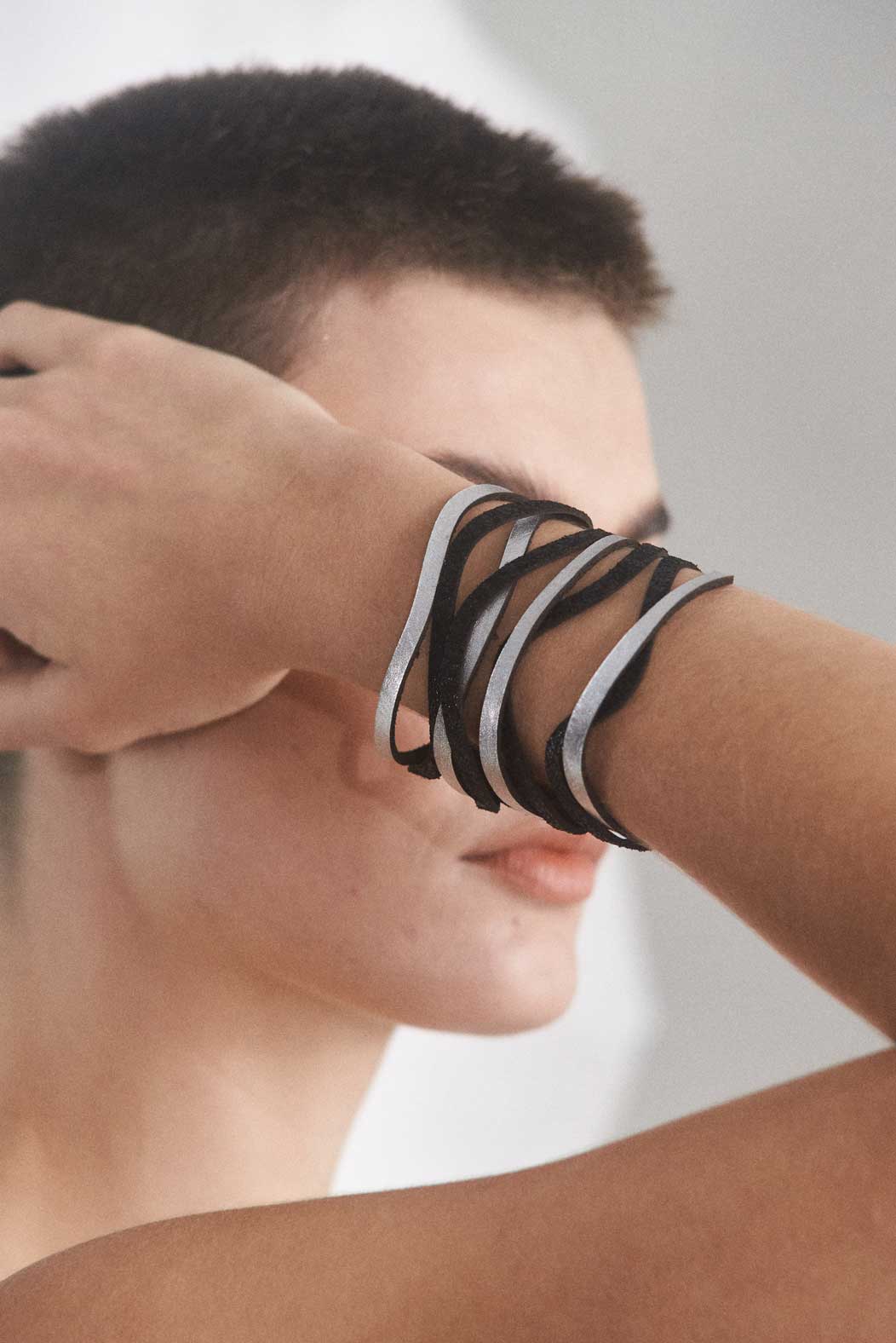 Brazalete Curves Duo - Plata/Negro