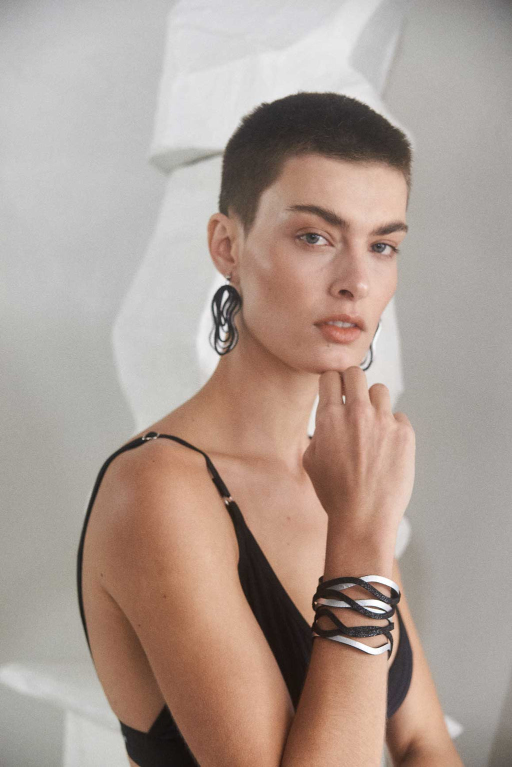 Brazalete Curves Duo - Plata/Negro