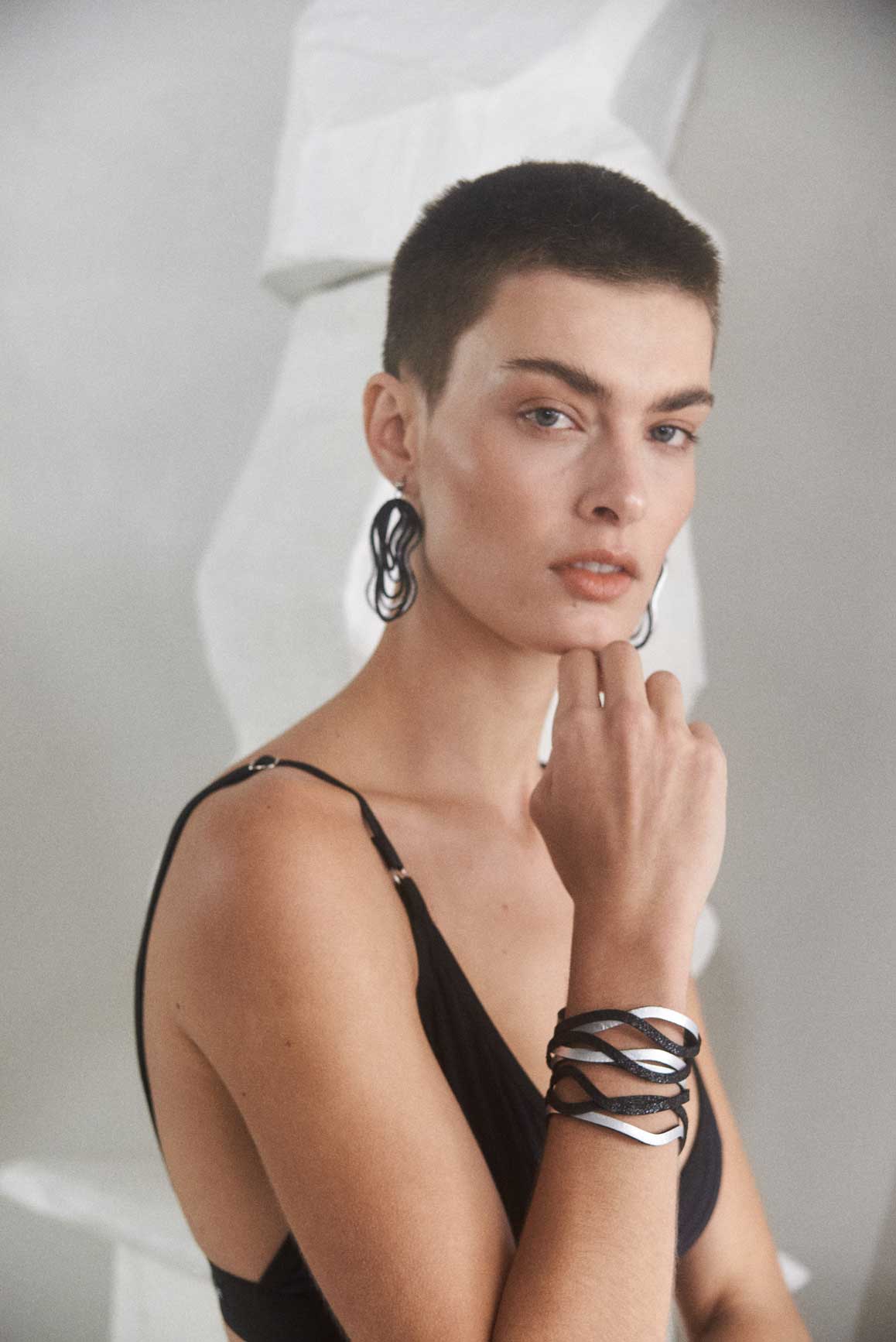 Brazalete Curves Duo - Plata/Negro