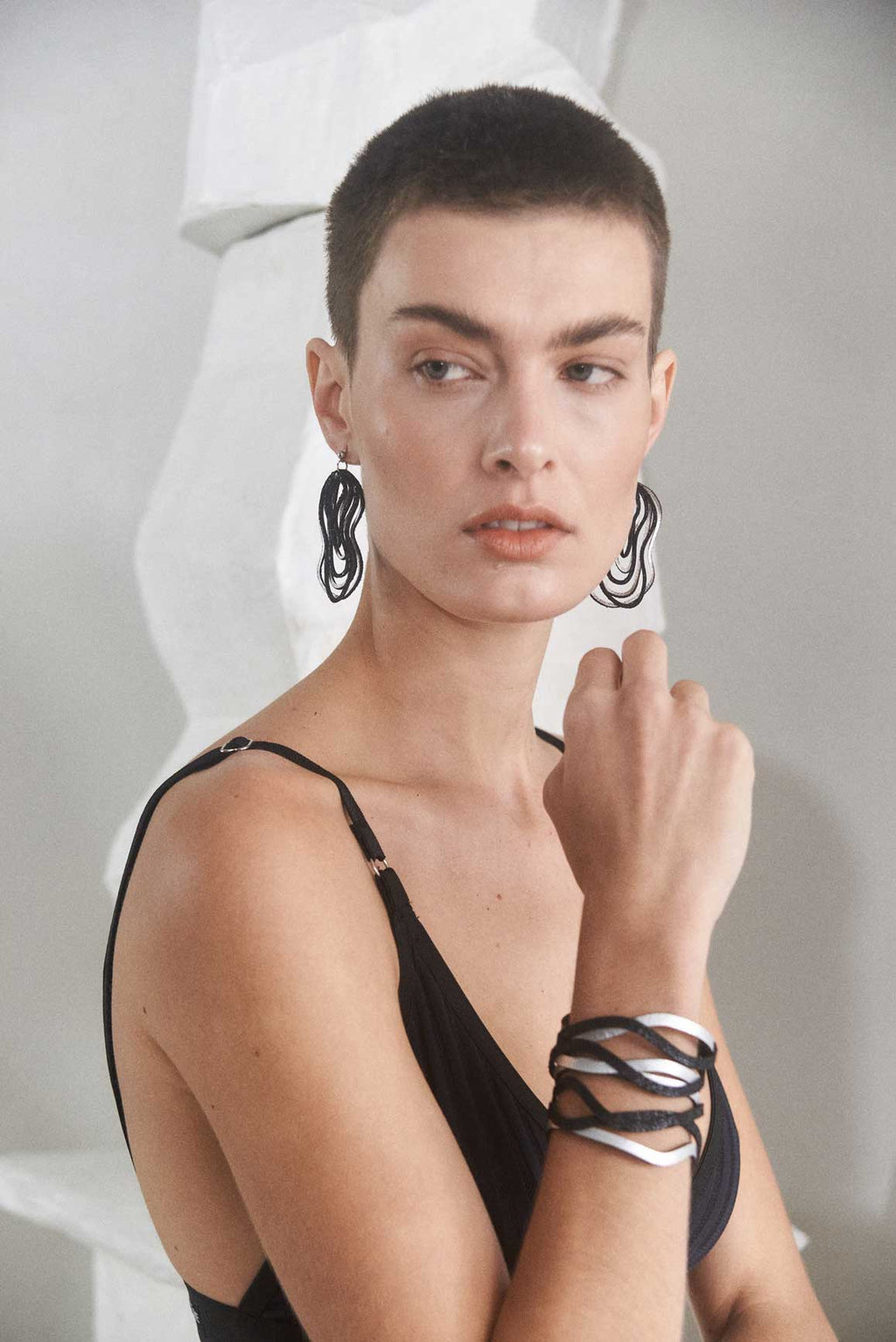 Brazalete Curves Duo - Plata/Negro