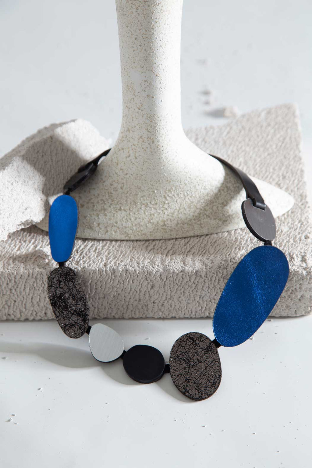 Collar Organic Reflections Redondo - Plata/Negro/Peltre/Azul