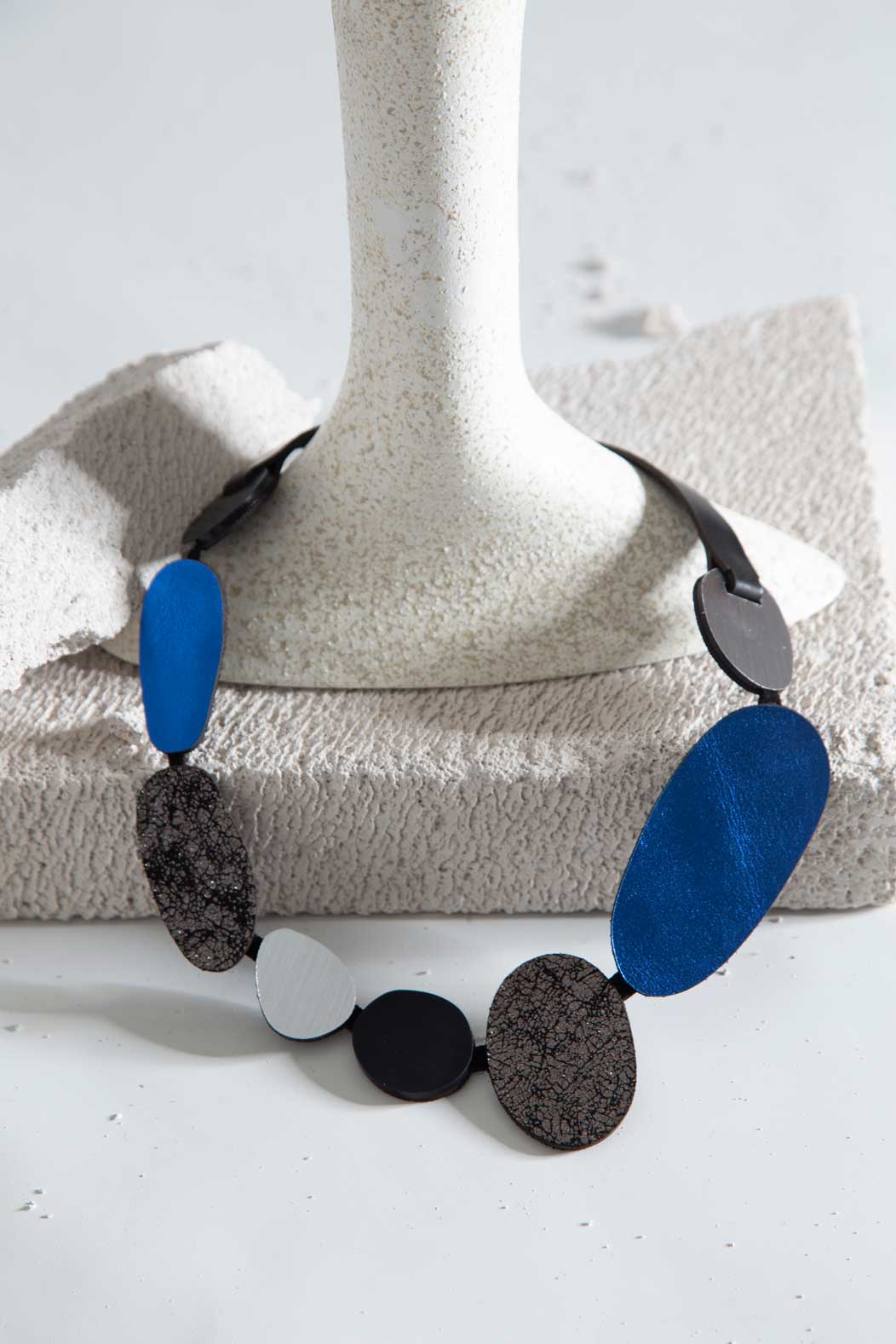 Collar Organic Reflections Redondo - Plata/Negro/Peltre/Azul
