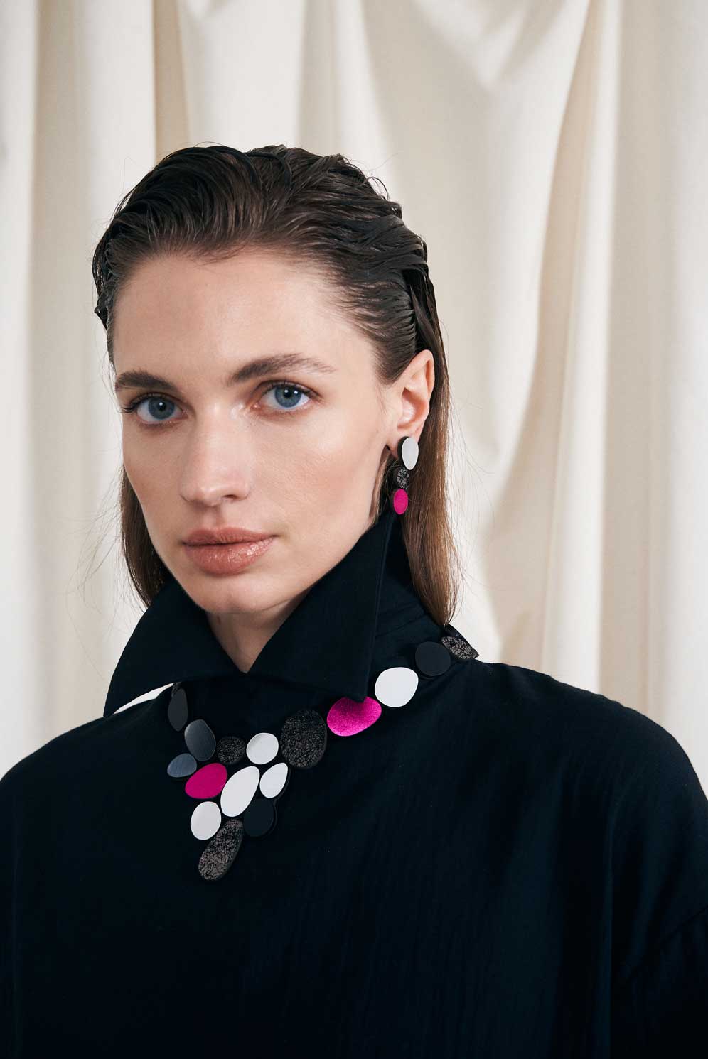 Collar Organic Reflections V - Plata/Negro/Peltre/Fuchsia