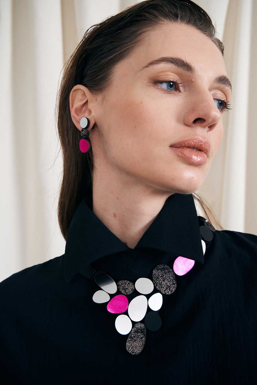 Collar Organic Reflections V - Plata/Negro/Peltre/Fuchsia