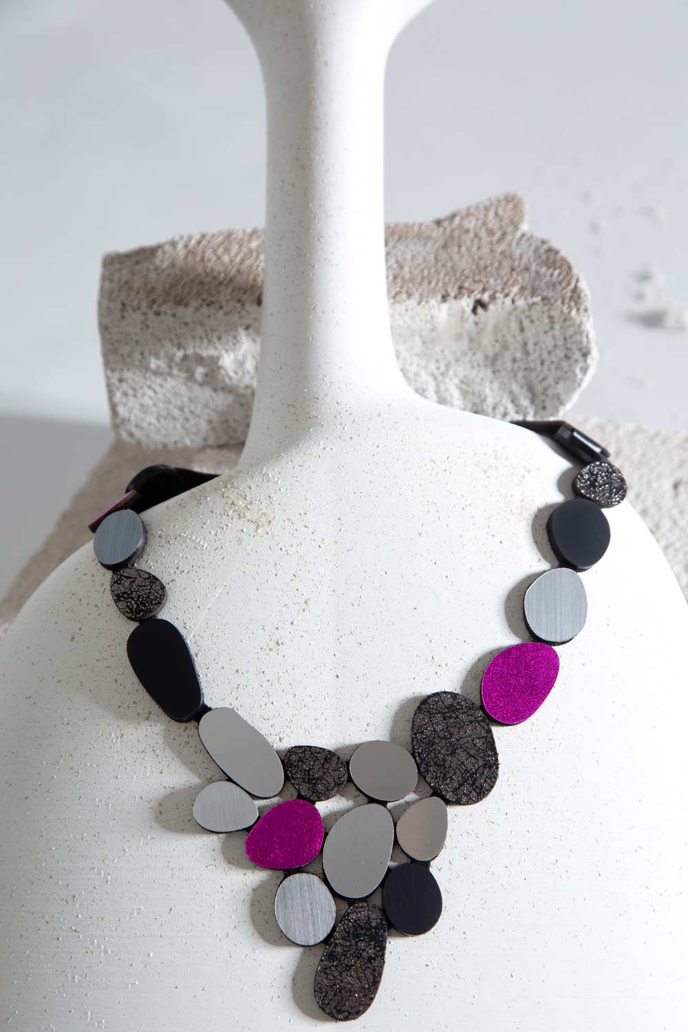 Collar Organic Reflections V - Plata/Negro/Peltre/Fuchsia
