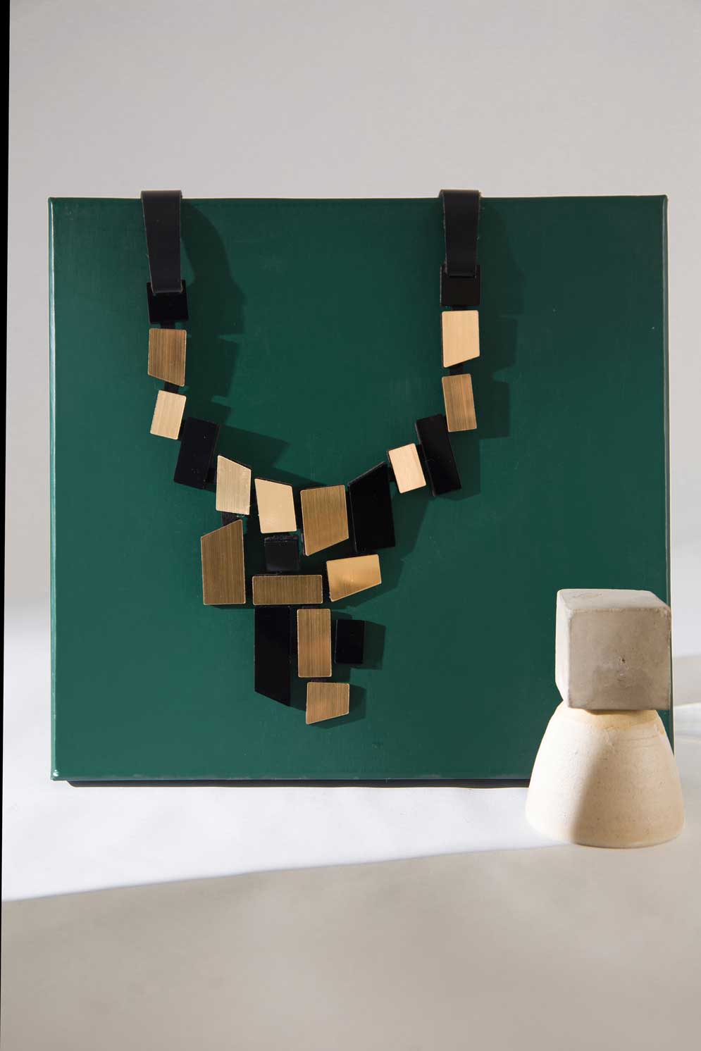 Collar Piet V - Negro/Oro