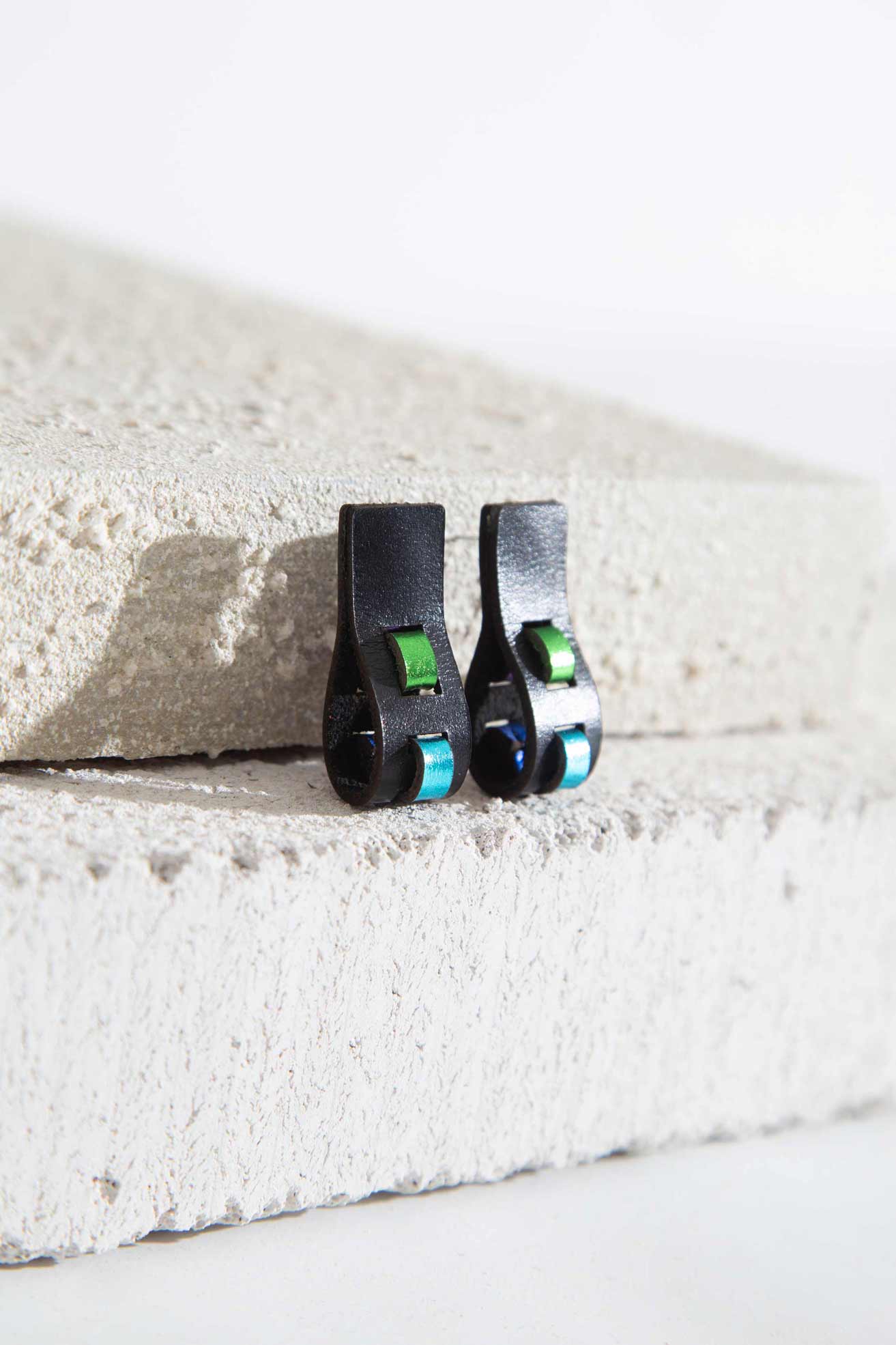 Pendientes Rainbow Threads Pequeños - Negro/Colores Fríos