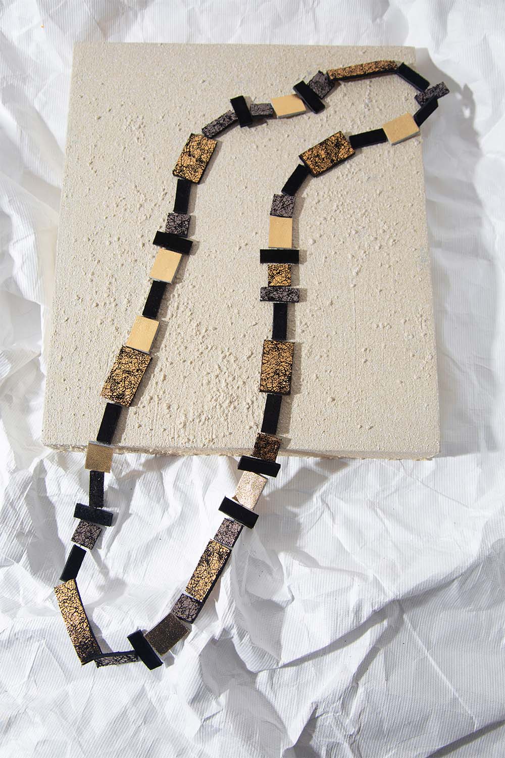 Collar Rainbow Largo - Negro/Oro/Peltre