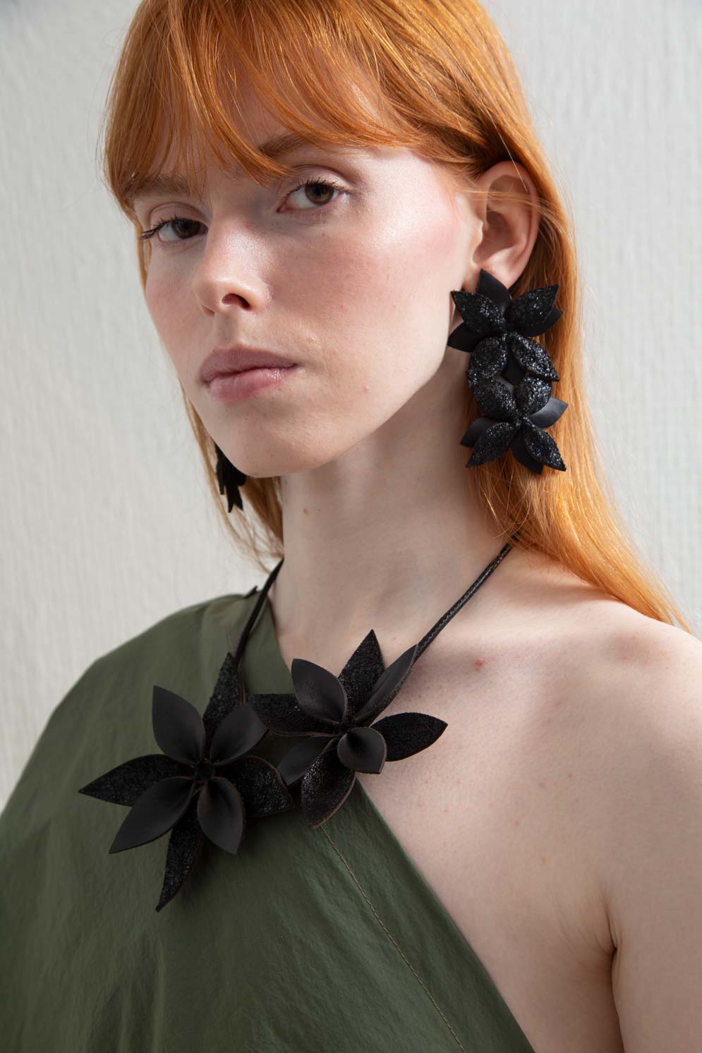 Collier fleur Isabella - Longueur réglable - Noir