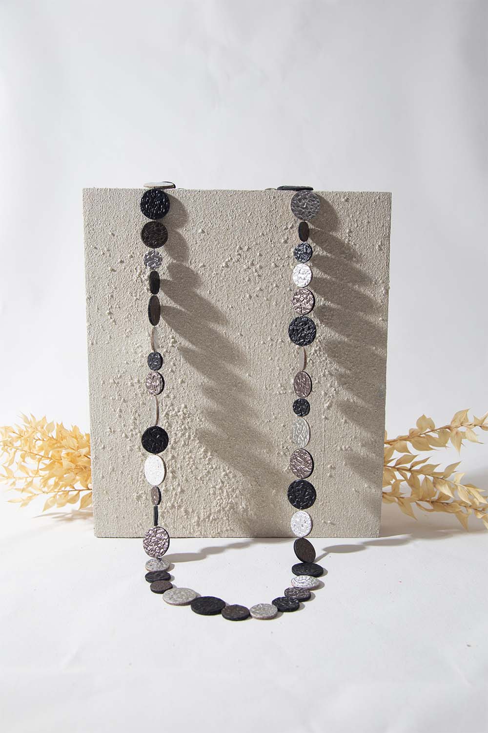 Collar Yayoi Dots Largo - Plata/Negro/Peltre