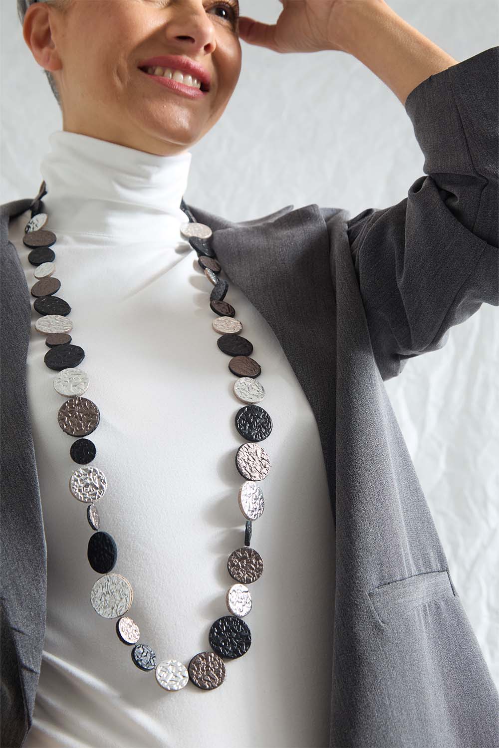 Collar Yayoi Dots Largo - Plata/Negro/Peltre