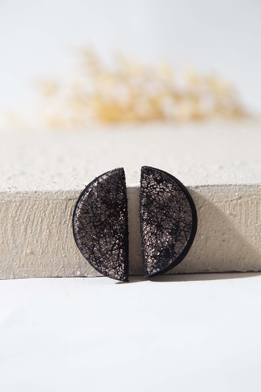Yayoi Ohrringe Halbrund – Crackled Pewter Leder