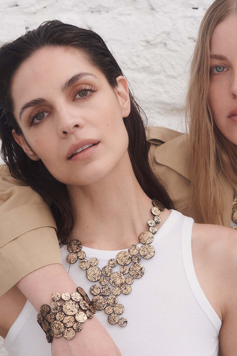 Brazalete Abstraction Asimétrico - Oro Craquelado